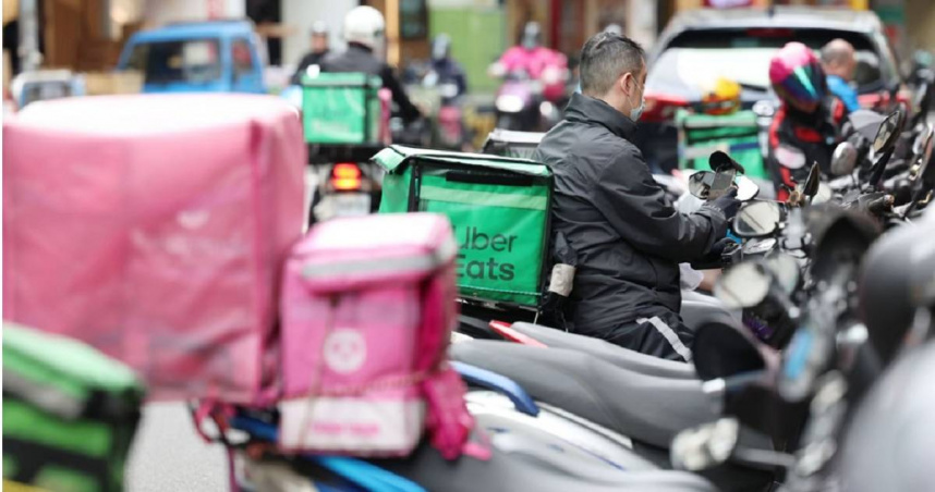 台中市一名外送員今日上午送餐時，在豐原交流道附近發現路人昏倒，由於他有EMT救護員證照，立刻折返替患者施行CPR，直到救護車抵達接手才趕去繼續送餐。（示意圖／資料照）