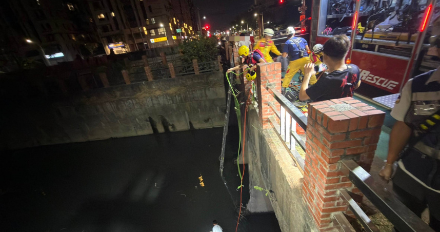 高雄市仁武區情侶因口角爭執,女子醉倒墜入澄德路橋下河道,男友垂降救援雙雙受困,消防人員利用吊籃將2人救起。(圖/翻攝畫面)