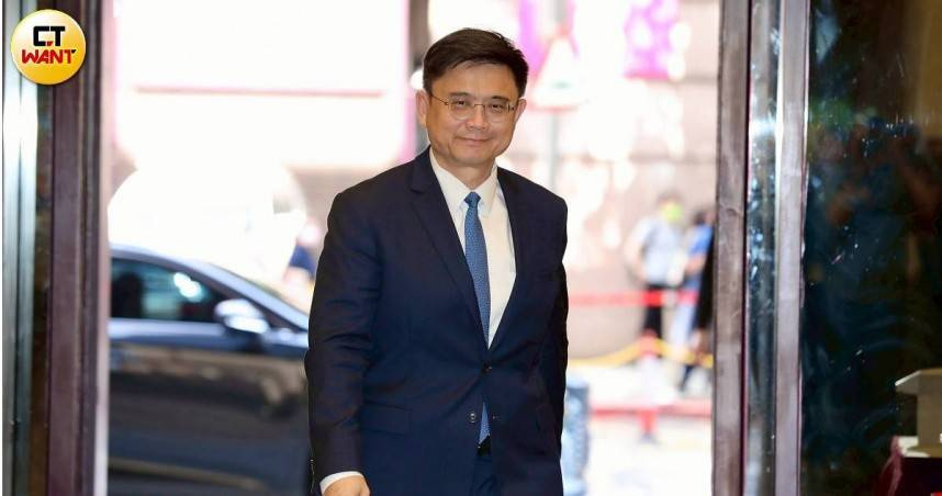 民進黨立委賴瑞隆登記參加2026年高雄市長民進黨黨內初選。（圖／方萬民攝）