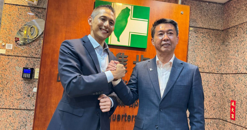 民進黨立委許智傑13日前往民進黨中央登記高雄市長初選。（圖／許智傑辦公室提供）