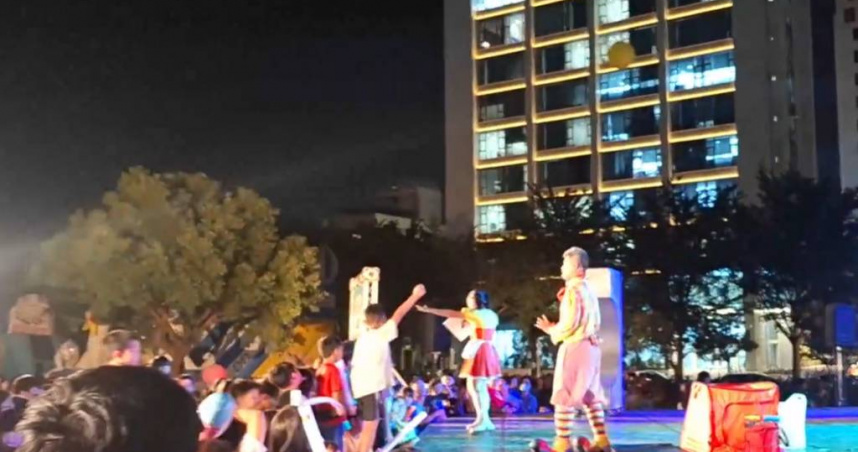 台中安和公園親子活動中，充氣城堡突然洩氣倒塌，5歲男童受驚送醫，家長形容宛如「絕命終結站」。（圖／翻攝廖偉翔臉書）