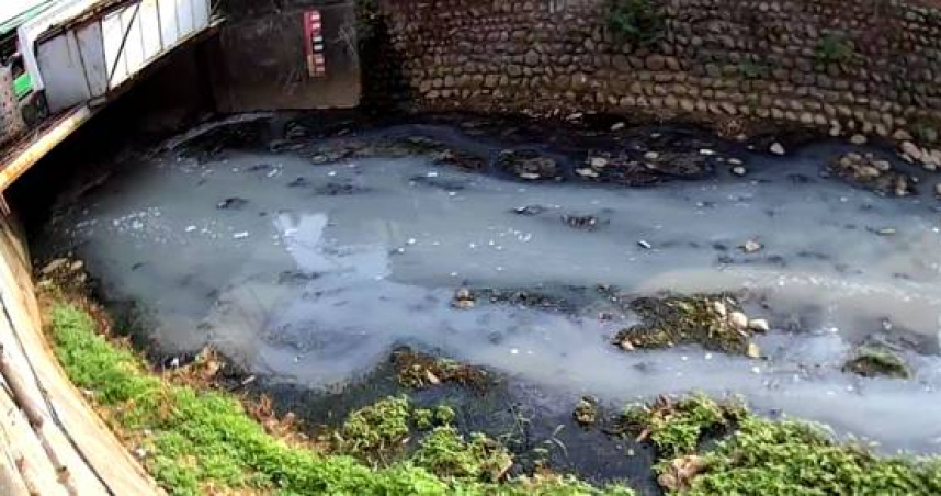 台中黑水惡夢大爆發工廠暗管亂竄如迷宮，毒廢水偷排鄰近新建案居民嚇壞。（圖 ／翻攝畫面）