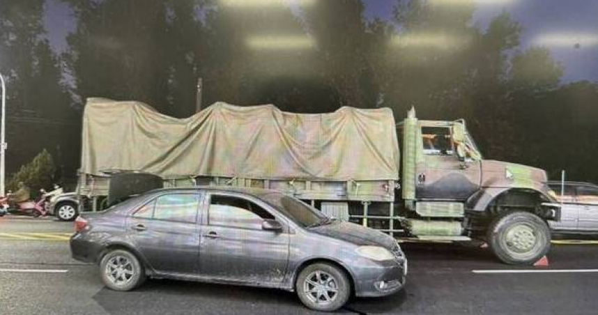 軍用大貨車與自小客擦撞所幸０傷亡有驚無險。（圖 ／翻攝畫面）