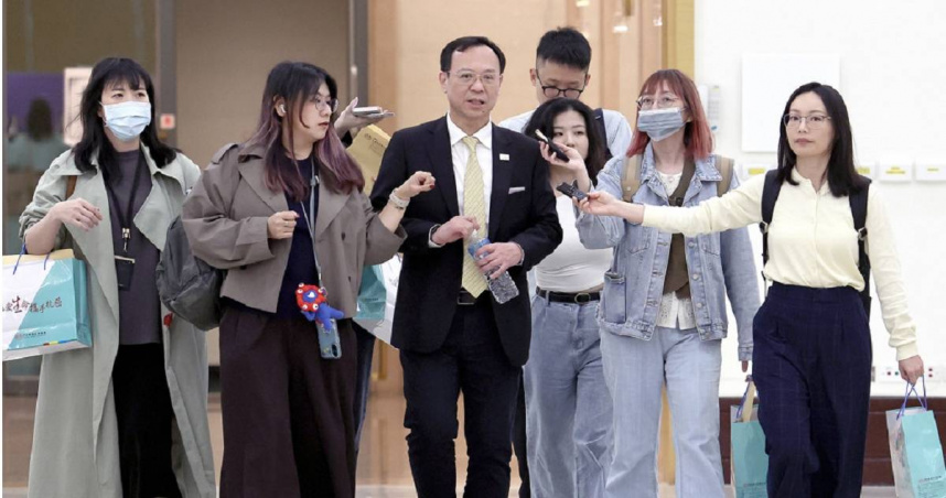 立院國民黨團提案修法將陸配入籍6年改為4年，引發健保資源公平爭議，衛福部長石崇良（中）29日出席「第29屆身心障礙楷模金鷹獎表揚典禮」時向媒體表示，陸配入籍後70歲以上父母可以依親來台6個月後就能加入健保，但是其他國籍配偶卻沒有這個福利，他強調的公平正義就是這點。（圖／中國時報范揚光攝）