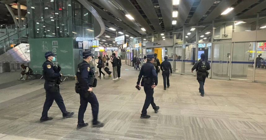 台鐵21日晚間接獲捷運警察通報，有民眾預告將於22日13時30分許，放置炸彈於捷運系統內並引爆，緊急針對全台共構車站系統加強戒備。（圖／翻攝畫面）