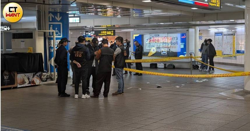 張文在台北車站M7、中山捷運站等處丟擲煙霧彈，並持長刀攻擊，造成死傷事件。（圖／林冠吟攝）