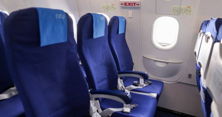 出國搭機長時間飛行時，不少旅客為提升機上睡眠品質，嘗試各種睡姿。近期一種將雙腳抬上座椅入睡的方式在社群平台流行，但被專家提醒可能涉及安全與健康風險。（示意圖／達志／美聯社）