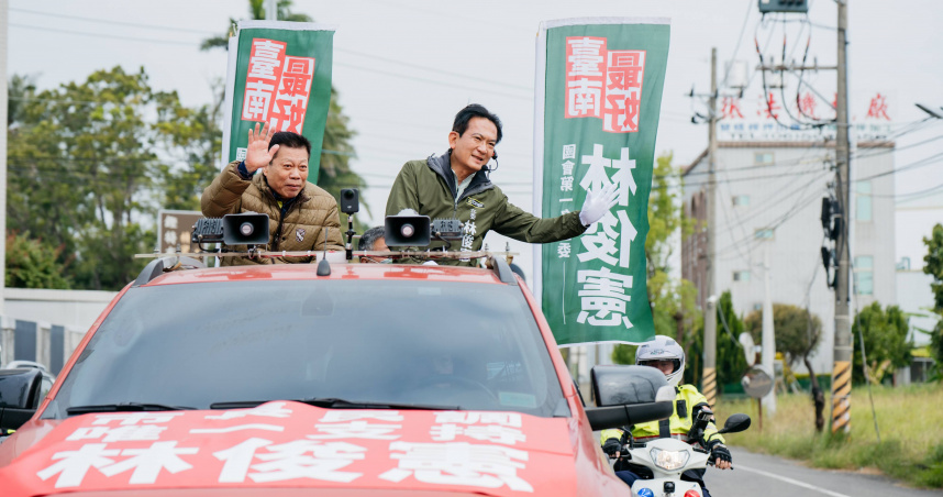 立委林俊憲近日啟動車隊遊行，法醫高大成（左）7日特別南下陪同。（圖／林俊憲辦公室提供）