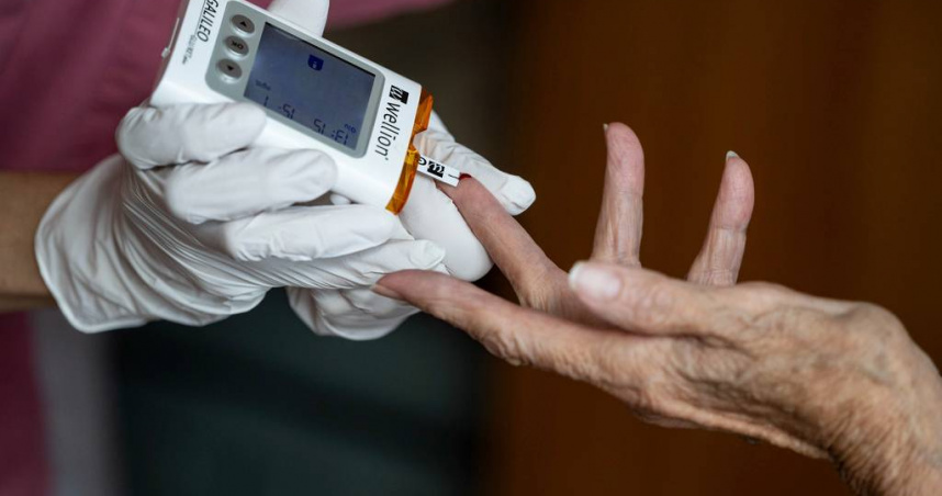 糖尿病患者即使血糖數值穩定，若出現腹脹、便祕、腹瀉等腸胃問題，應留意是否與自律神經功能失調有關。（示意圖／達志／美聯社）