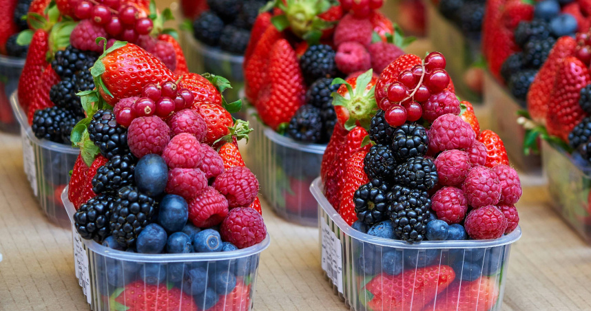 營養師何沂霖表示，草莓、藍莓、黑莓等莓果類食物，有助於抗氧化、抗發炎。（示意圖／unsplash）