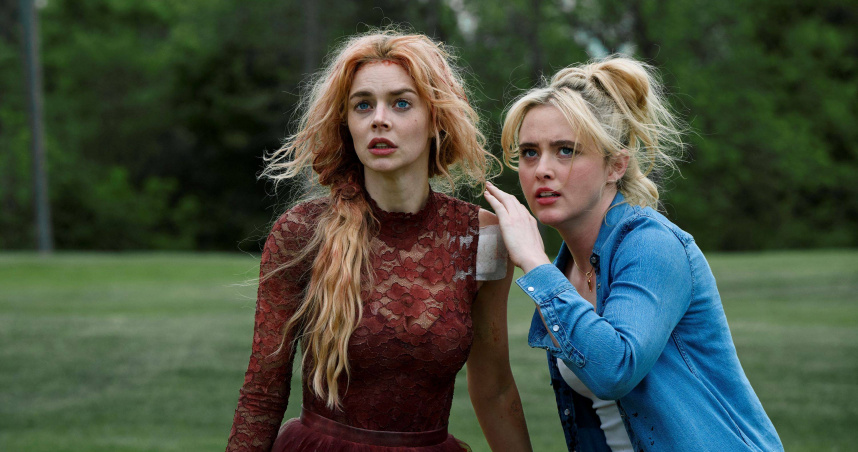 薩瑪拉威明（左）在《弒婚遊戲：2度開局》與凱瑟琳紐頓飾演苦命姊妹花。（圖／探照燈影業提供）