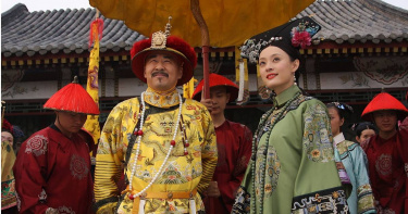 《後宮甄嬛傳》觀看熱度不減，每年刷新紀錄。圖右為飾演甄嬛角色孫儷、圖左飾演皇帝的陳建斌。（圖／八大）