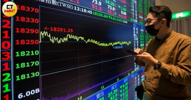 知名理財專家施昇輝分享他對股市波動與崩盤風險的看法。（示意圖／黃威彬攝）