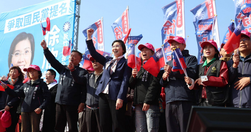 新竹縣長參選人徐欣瑩在1月的造勢活動上高唱愛國歌曲「梅花」被質疑是隔空在向「師父」與梅花黨表達忠心。（圖／翻攝徐欣瑩臉書）
