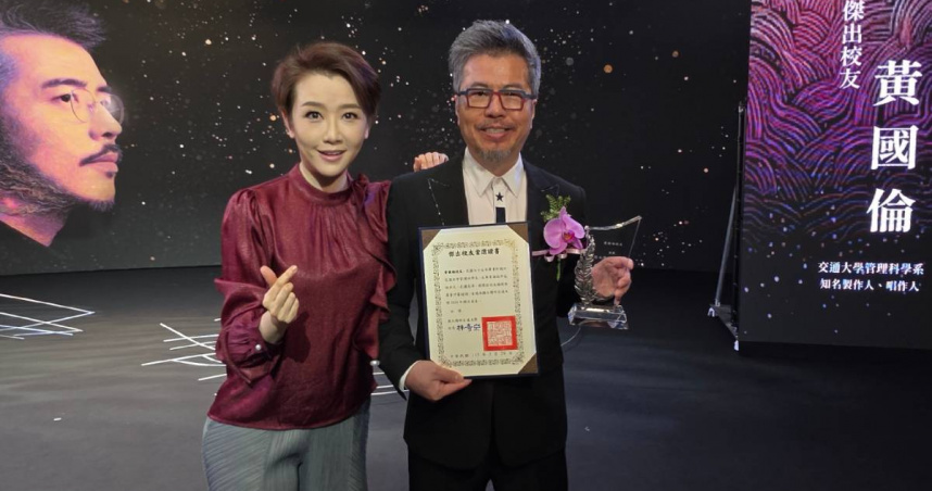 黃國倫（右）獲頒陽明交通大學傑出校友，寇乃馨全程蹲跪捕獲畫面。（圖／寇乃馨提供）