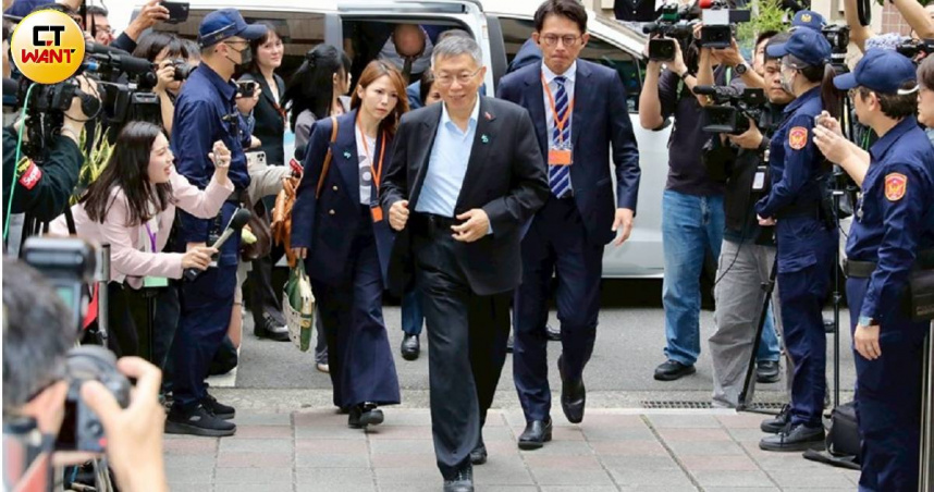 台北地方法院合議庭宣判民眾黨創黨主席柯文哲（中）有期徒刑17年、褫奪公權6年。（圖／方萬民攝）