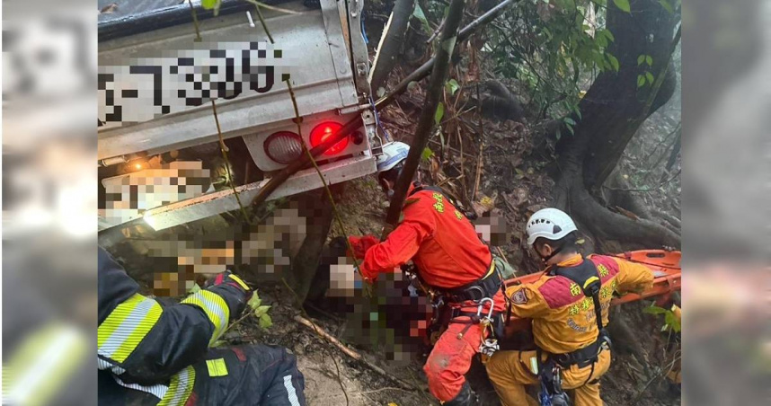 田姓兄弟採檳榔貨車墜50米深山谷，哥哥脫困求救，開車的弟弟頭部重創、壓在車底受困身亡。（圖／消防局提供）