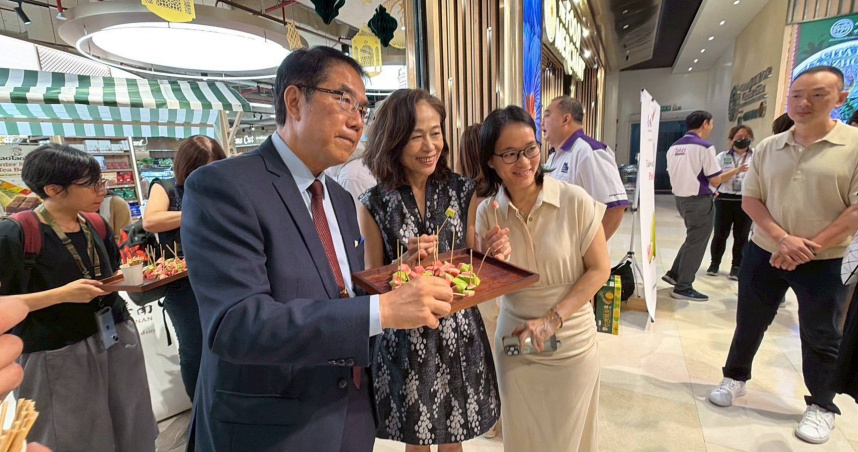 台南市長黃偉哲19日到吉隆坡行銷，現場推出台南紅心芭樂、冬瓜茶磚的超市上架展售。（圖／臺南市政府提供）