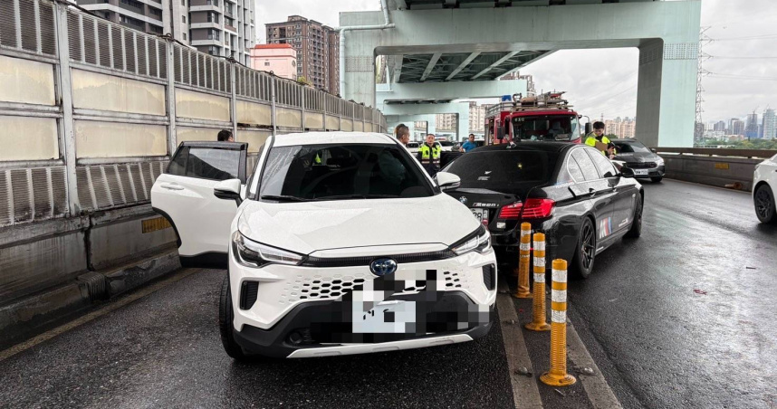 北市水源快速道路，景福街匝道往師大路方向24日上午8時許發生2轎車追撞事故，2車因此佔據前方車道，造成車輛回堵。警消獲報到場後，所幸並未發現有人受困，惟有1名孩童需就醫，至於詳細事故原因仍有待進一步調查釐清。