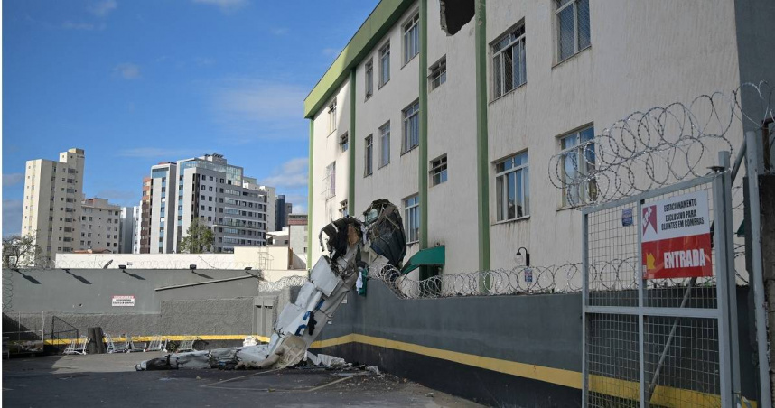 巴西美景市當地時間4日發生一起小型飛機撞上公寓大樓的事故，造成3人死亡、2人受傷的悲劇。（圖／達志／路透社）