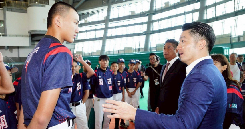 台北市長蔣萬安與青少棒球隊選手一同合影留念。（圖／台北市政府提供）