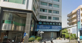 台南眼科診所發生重大工安意外，一名女清潔員疑閃避不及，遭夾困死亡。（圖／翻攝自Google Map）
