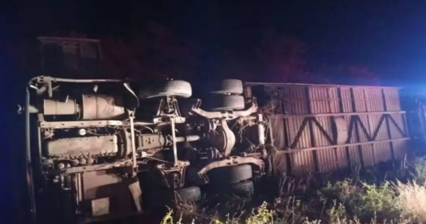一輛載有青少年籃球代表隊的巴士在公路上突然翻覆，造成7人死亡。（圖／翻攝X）