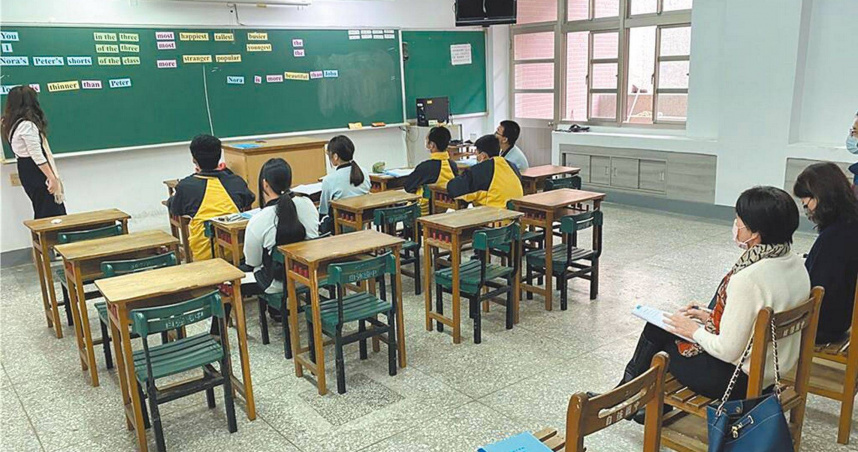 許多學校已經出現非本科教師跨科授課的情況，例如生物教師兼教理化、地科教師兼教物理、數學教師支援自然科課程等。即使老師都很認真也很努力備課，但跨領域教學終究存在專業深度上的限制。（示意圖／花蓮縣政府提供）