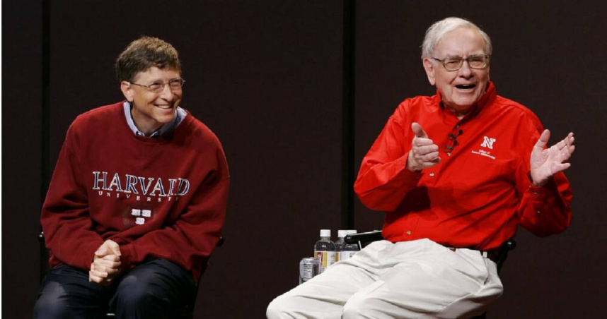 巴菲特（Warren Buffett）與比爾蓋茲（Bill Gates）情誼因艾普斯坦事件產生裂痕。（圖／達志／美聯社）
