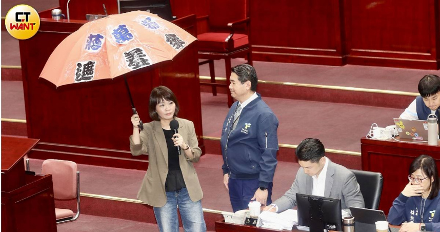 台北市議員簡舒培批評台北市長蔣萬安無心市政。（圖／方萬民攝）