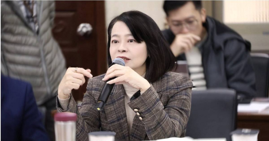 許宇甄說，同樣是發一萬元，在野黨發叫債務，民進黨發就變紅利，這不是雙重標準，什麼才叫雙重標準？（圖／翻攝自許宇甄臉書）