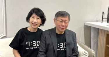 陳佩琪（左）抱怨行政執行署因柯文哲（右）政治獻金案而扣押小孩的醫療險。（圖／翻攝陳佩琪臉書）