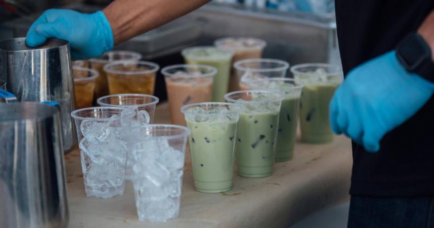 一名網友因訂錯分店想取消飲料，店員卻謊稱已經製作完成。（示意圖／unsplash）