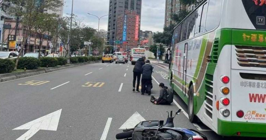 黃姓男子上月於富邦人壽埋伏狂砍38歲的洪姓保險員再自殘，騎士後也坦承動機是因不滿洪男車禍對其前妻求償404萬元。(圖／翻攝畫面)