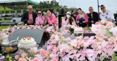 今（6）日是大S的50歲冥誕，小S與親友帶著香檳與蛋糕到墓園陪大S慶生。（圖／翻攝自臉書／小S 徐熙娣）