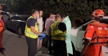 警消、海巡人員在台中大安濱海樂園救起一名泡在水中的男子。（圖／翻攝畫面）