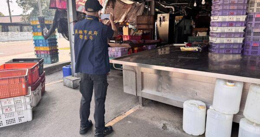 噁爆！高雄菜販剪完腳皮再剪薑　衛生局出手恐吞6萬以上罰單