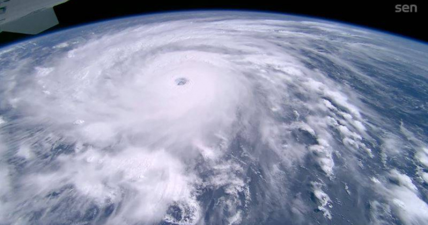 太空站直擊震撼畫面，只見薔琵颱風渾圓飽滿的雲系幾乎塞滿鏡頭。（圖／翻攝自Sen Corporation Limited）