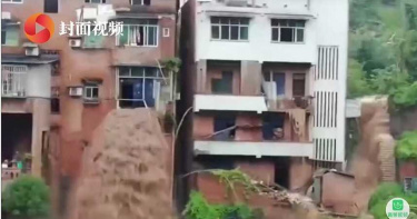 影/重慶暴雨!洪水穿過3樓成「大廈瀑布」 網:客廳能衝浪