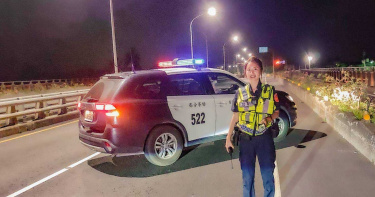 牛群半夜逆向漫步橋中央 「警界林依晨」淡定當牧童