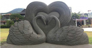 高灘地工程管理處表示，受損沙雕名為「美善天使」，雕刻著兩隻面對面天鵝，象徵著對愛情的忠誠、終身不渝。（圖／新北市高灘地工程管理處提供）