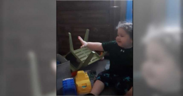 3歲弟弟猛對空氣微笑擊掌 嚇壞一旁姐姐