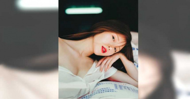 雞排妹半截上衣滑落肩 傲人雪乳壓鹽袋「太重鹹了」