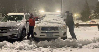 超暖心 10歲男童挺醫護主動幫忙 清80車積雪 想 超暖心 10歲男童挺醫護主動幫忙 清80車積雪 想