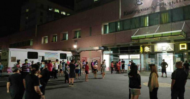辛苦了醫護!彰化篩檢站擠百人慘累垮 懷胎7個月醫護妻「狂加班」