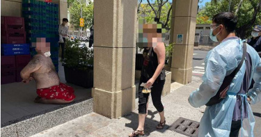 外籍男穿病服院外暴動 警方強制管束