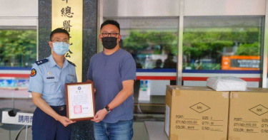 「第一線不孤單」 松山子弟滿志剛邀劉軒捐千件防護衣贈醫護