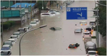 影/北京暴雨成災!地鐵上演「水濂洞」馬路成河流 慘狀曝光
