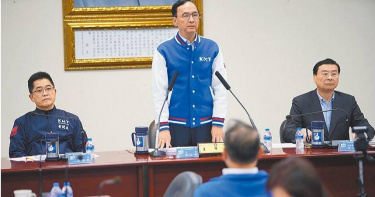 國民黨8日召開中常會，黨主席朱立倫（中）罕見地以嚴厲口吻，一肩扛下南投立委補選敗選的責任，他並且要求黨員即刻開始就要準備2024大選的工作。（圖／報系資料照）