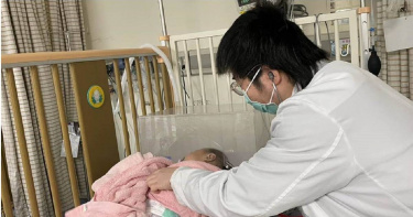 高佳慧醫師幫男嬰進行檢查。（童綜合醫院提供／陳世宗台中傳真）